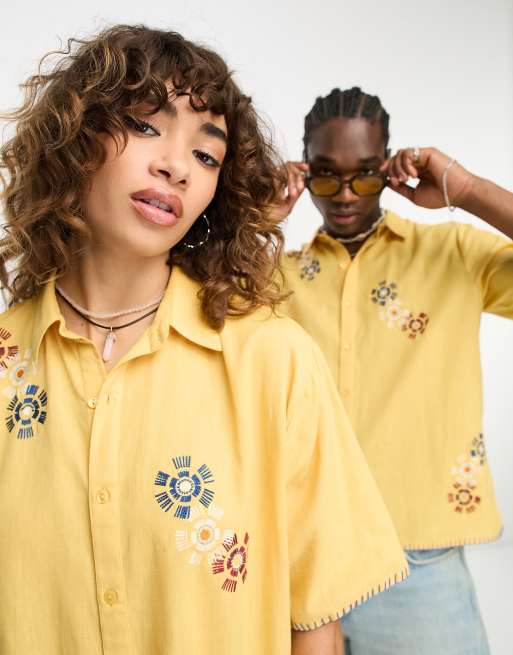 Camisa beis unisex con bordado kitch de Reclaimed Vintage 