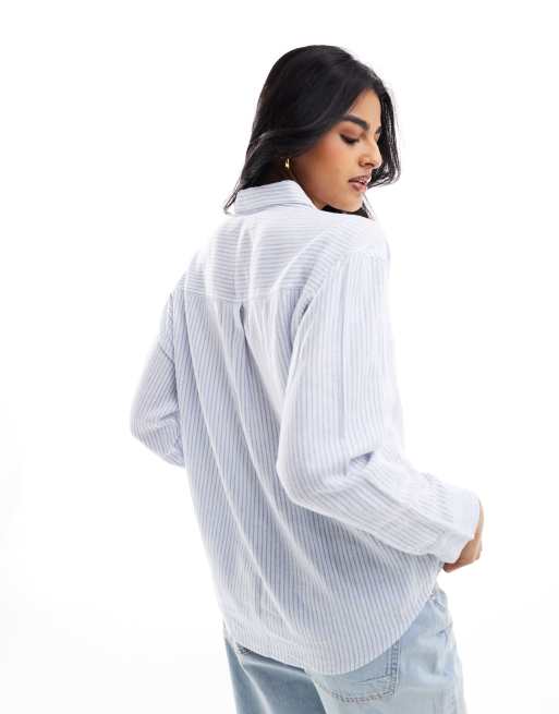 Camisa blanca a rayas azules extragrande de mezcla de lino de Hollister, 2 de 4