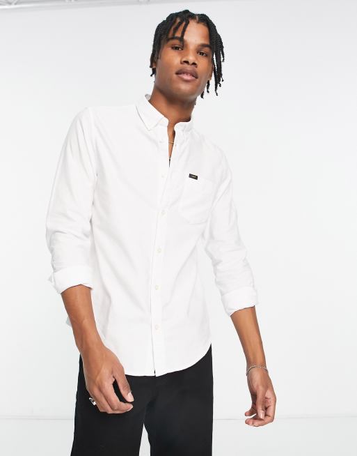 Camisa blanca abotonada de corte estándar con etiqueta del logo en el bolsillo de cambray de Lee
