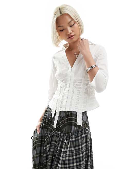 Camisa blanca ajustada con detalle de volantes de Reclaimed Vintage