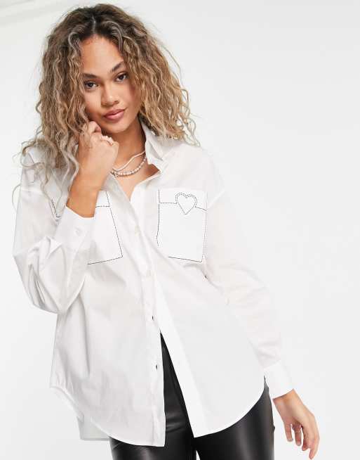 Camisa blanca con bolsillos y diseño de corazones pespunteados de Love Moschino