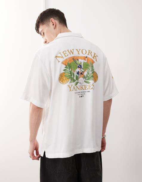 Camisa blanca con cuello de solapas y detalle estampado en la espalda de los NY Yankees de New Era - view 1