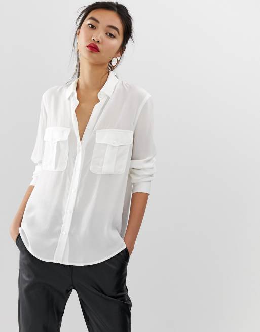 Camisa blanca con detalle de bolsillos de Mango