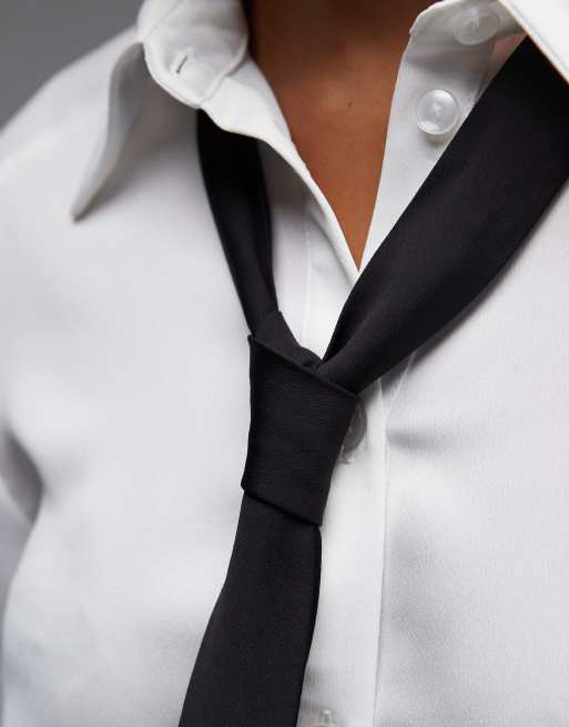 Camisa blanca con detalle de corbata en contraste de ASOS DESIGN