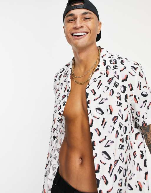Camisa blanca con estampado animal a brochazos y solapas de ASOS DESIGN, 3 de 4