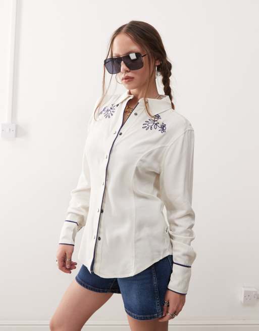 Camisa blanca con ribetes de estilo wéstern de Wrangler