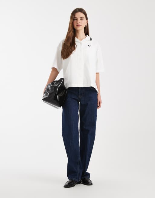 Camisa blanca con ribetes, detalle de tapeta y logo de Fred Perry, 2 de 4