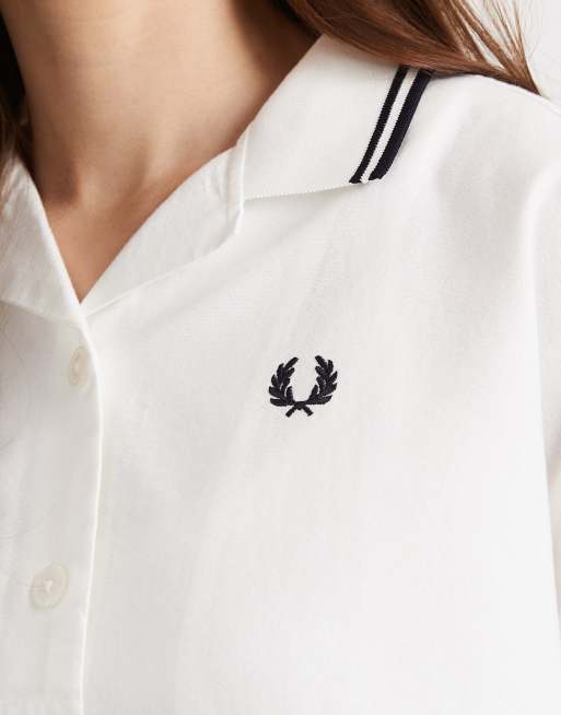Camisa blanca con ribetes, detalle de tapeta y logo de Fred Perry, 3 de 4