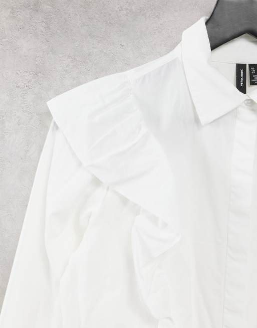 Camisa blanca con volantes de Vero Moda