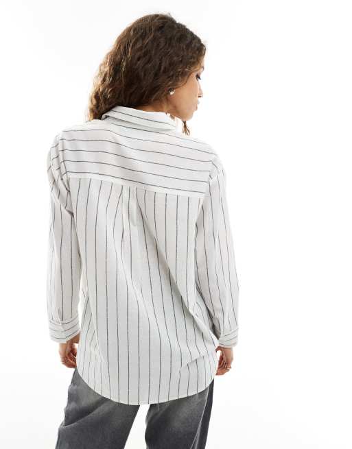 Camisa blanca cruzada y asimetrica con diseno multiposicion y raya diplomatica negra de Reclaimed Vintage