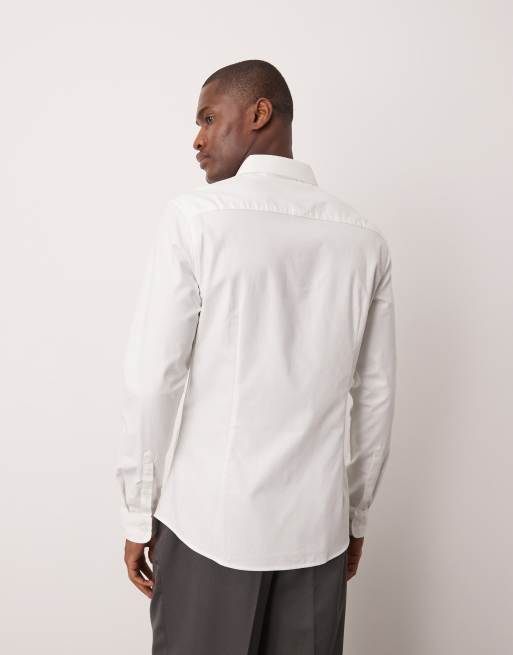 Camisa blanca de corte slim con cuello italiano de tejido fácil de