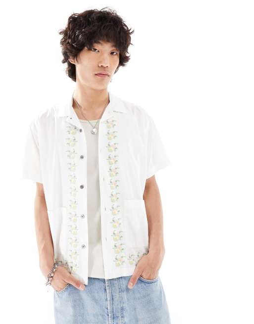 Camisa blanca de manga corta con diseño bordado de Obey