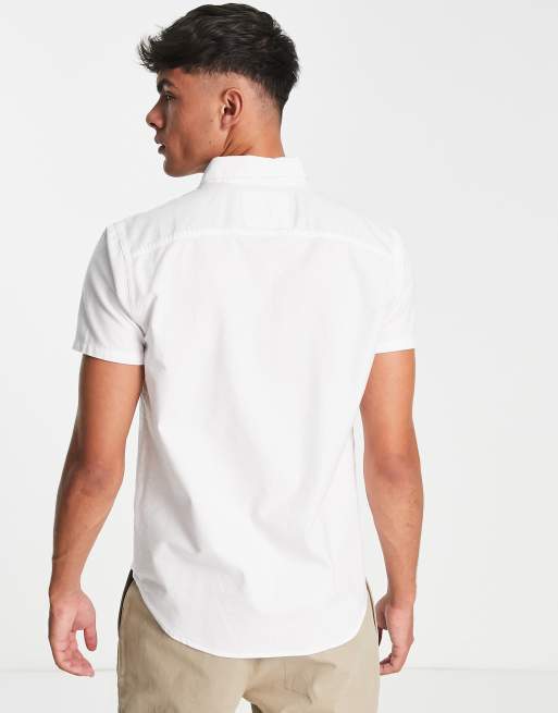 Camisa blanca de manga corta con logo en el mismo tono de Hollister