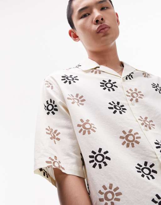 Camisa blanca de manga corta para festivales con estampado de soles de Topman, 2 de 4