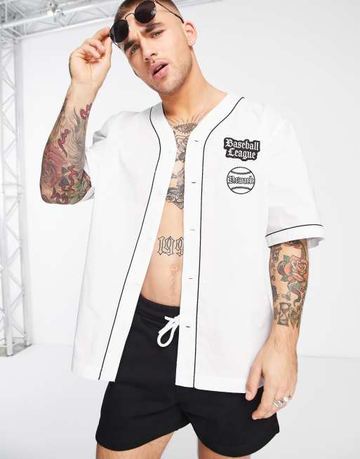 Camisa blanca estilo béisbol con diseño bordado de Topman