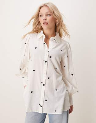 Camisa blanca extragrande con bordado de corazones y detalle de volante de YAS - view 1