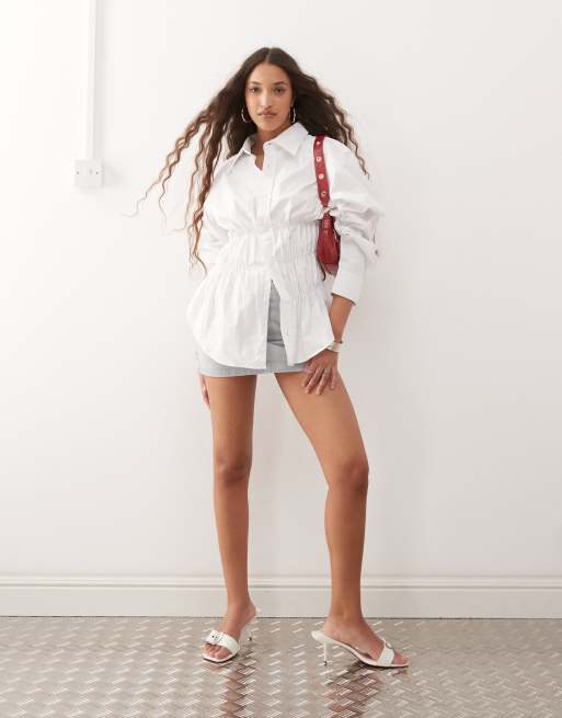 Camisa blanca extragrande con mangas anchas con puños y detalle fruncido de algodón Chloe de Lioness, 2 de 4
