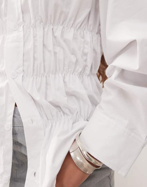 Camisa blanca extragrande con mangas anchas con puños y detalle fruncido de algodón Chloe de Lioness, 3 de 4