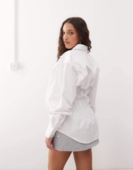 Camisa blanca extragrande con mangas anchas con puños y detalle fruncido de algodón Chloe de Lioness, 4 de 4