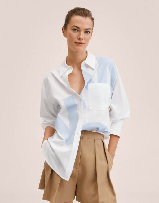 Camisa blanca extragrande con texto gráfico de Mango