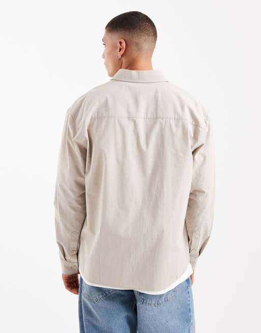  Camisa blanca extragrande de manga larga con estampado utilitario de popelina de ASOS DESIGN, 3 de 5