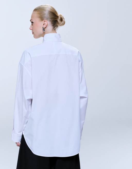Camisa blanca extragrande minimalista con cuello alto y cremallera delantera de ARKET, 3 de 4