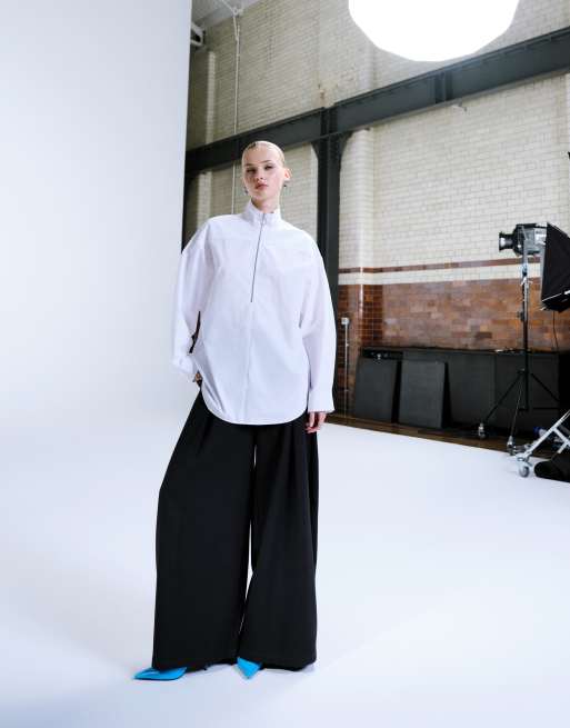 Camisa blanca extragrande minimalista con cuello alto y cremallera delantera de ARKET, 4 de 4