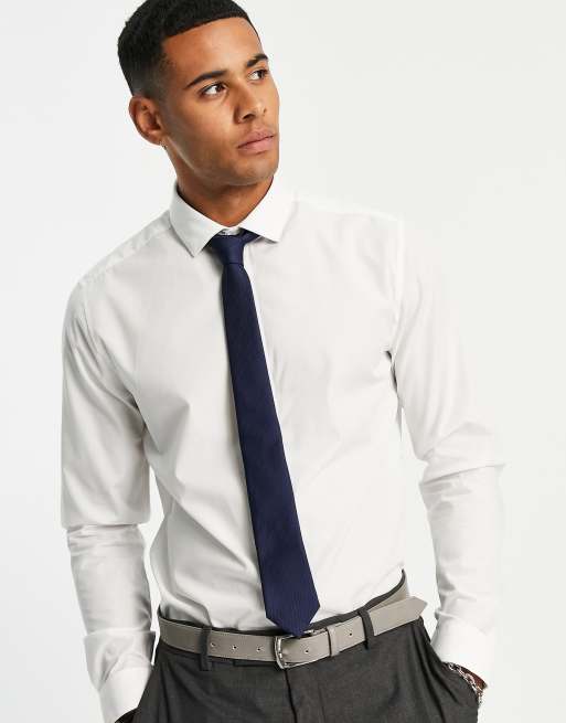 Camisa blanca formal de manga larga con corbata azul marino de