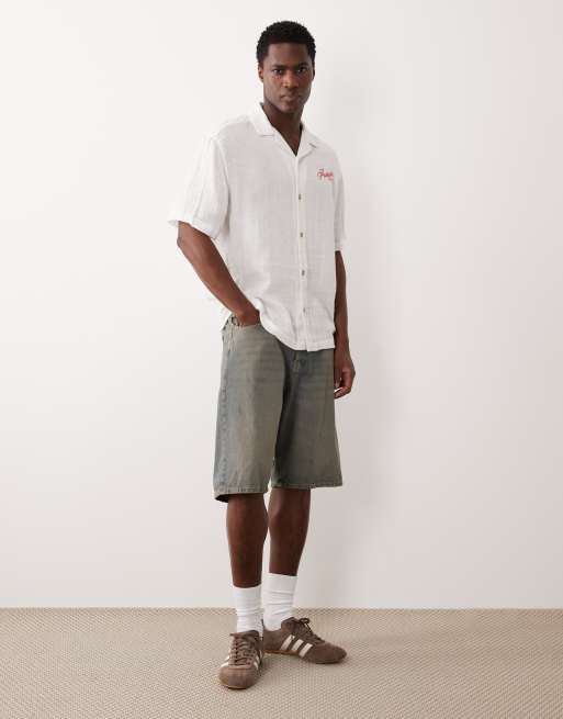 Camisa blanca holgada con estampado en la espalda y cuello de solapas de ASOS DESIGN, 2 de 5