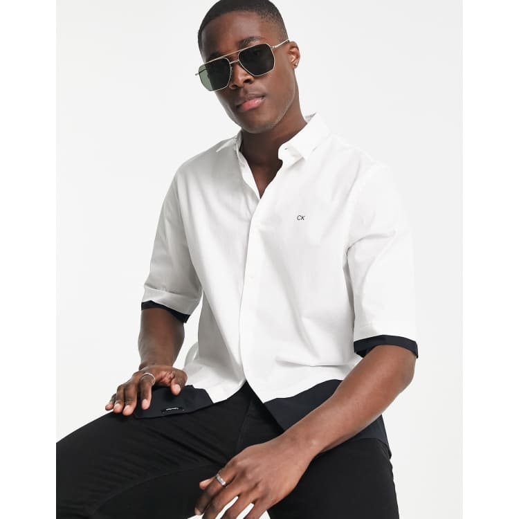 Camisa blanca y negra manga corta con diseño color block de Calvin | ASOS