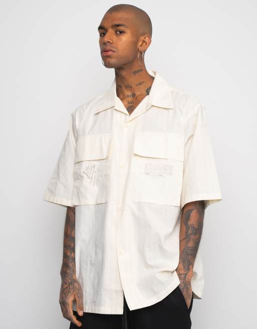 Camisa blanco espárrago extragrande Bars de Multiply Apparel