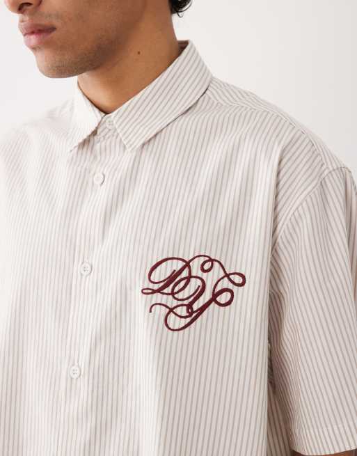 Camisa blanco hueso a rayas de corte cuadrado extragrande con bordado en el pecho de ASOS DESIGN, 4 de 5