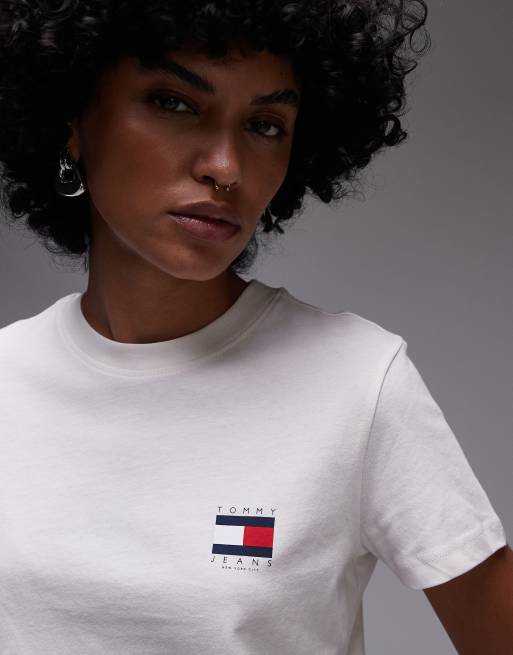 Camisa blanco hueso con logo de bandera en la espalda de Tommy Jeans, 2 de 4