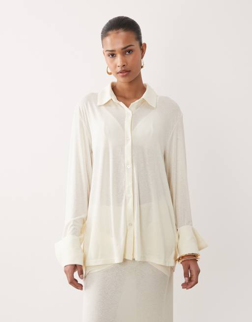 Conjunto blanco hueso de falda larga con detalle retorcido en la parte delantera y camisa con puños anchos de punto fino, suave y semitransparente de SNDYS, 2 de 3