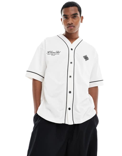 Camisa blanco hueso de estilo béisbol de The Couture Club