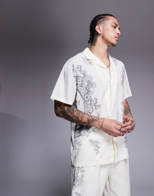 Camisa blanco hueso holgada con estampado en la espalda Royal Emblem de Liquor N Poker (parte de un conjunto)