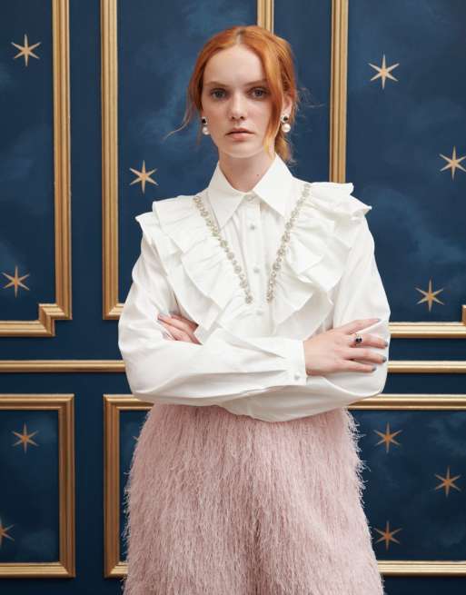 Camisa blanco marfil con volantes en el cuello y detalle de adornos de Sister Jane