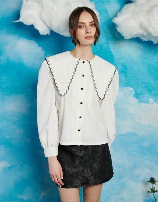 Camisa blanco marfil extragrande con cuello tipo babero y ribetes en contraste de Sister Jane