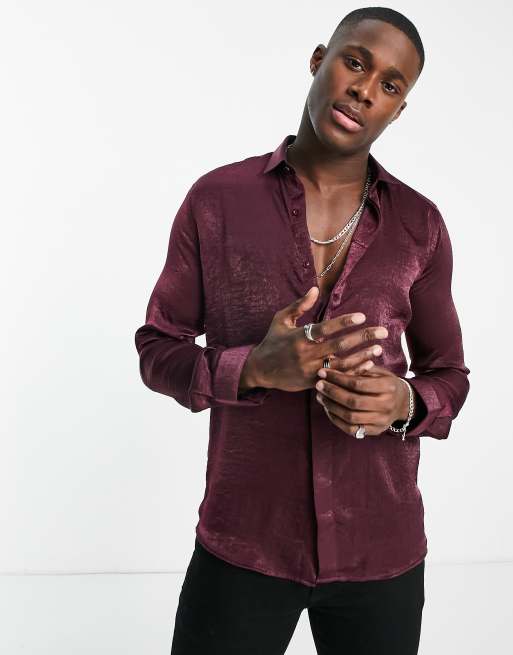Camisa burdeos entallada de velour arrugado Corrigan de Twisted Tailor