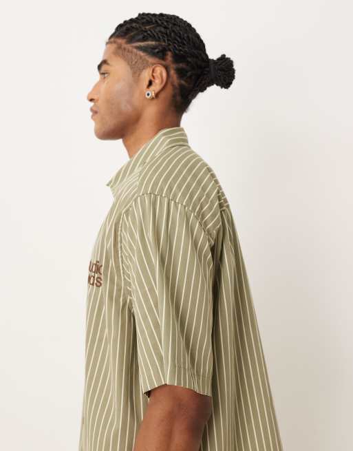Camisa caqui a rayas de corte estándar con bordado en el pecho de ASOS DESIGN, 5 de 5