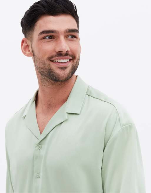 Camisa caqui claro extragrande de manga corta de satén de New Look, 3 de 4