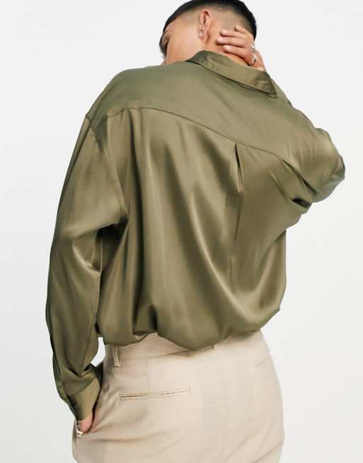 Camisa caqui extragrande con bajo redondeado y sisas caídas de satén de ASOS DESIGN, 4 de 4