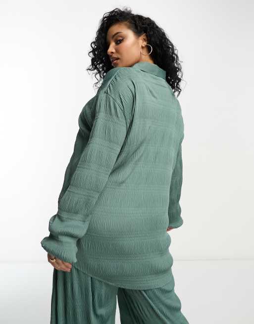 Camisa caqui extragrande plisada de ASOS DESIGN Curve , 2 de 4