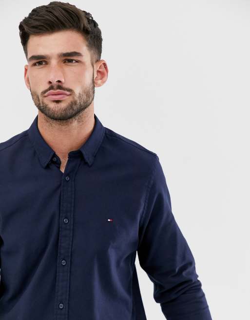 Camisa clásica de corte slim con logo en azul marino de Hilfiger | ASOS