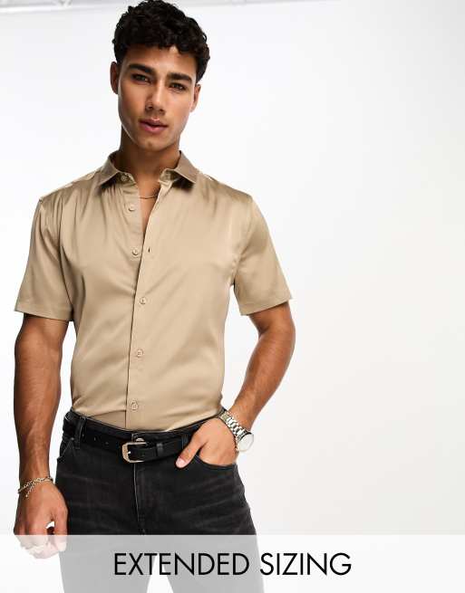 Camisa color arena de corte entallado con mangas vueltas de satén de ASOS DESIGN