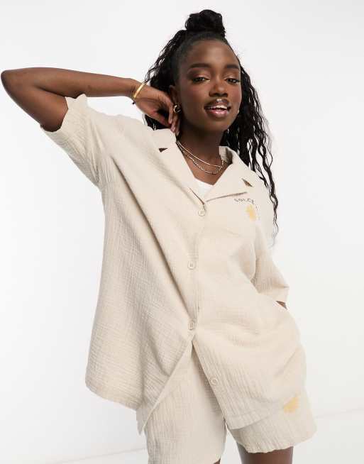 Camisa color arena estilo bolera con estampado de ASOS DESIGN