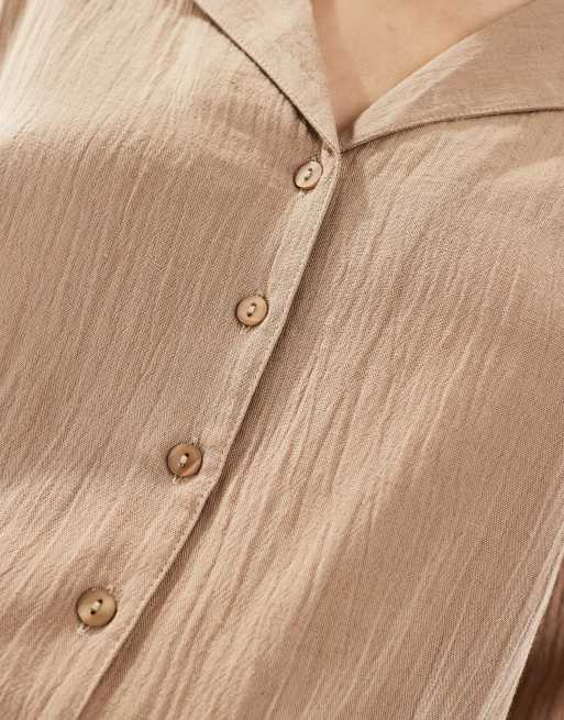 Camisa color camel de manga corta de tejido efecto lino de In The Style (parte de un conjunto), 2 de 4