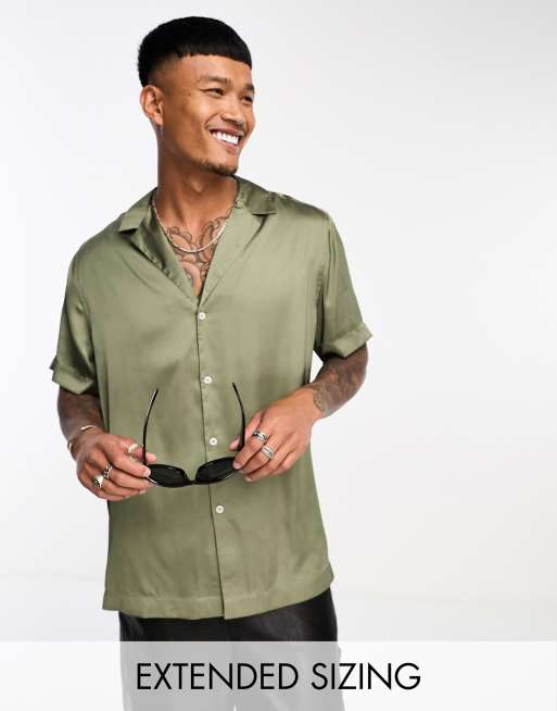 Camisa color caqui claro holgada de manga corta con cuello de solapas pronunciadas de satén de ASOS DESIGN