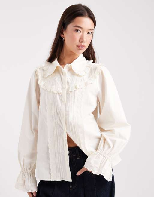 Camisa color crema con bordados de popelina de Miss Selfridge