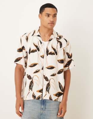 Camisa color crema con estampado de hojas marrones y cuello de solapas de Selected Homme